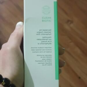 Dr Brandt Yogurt Cleanser with Chlorophyll - Green